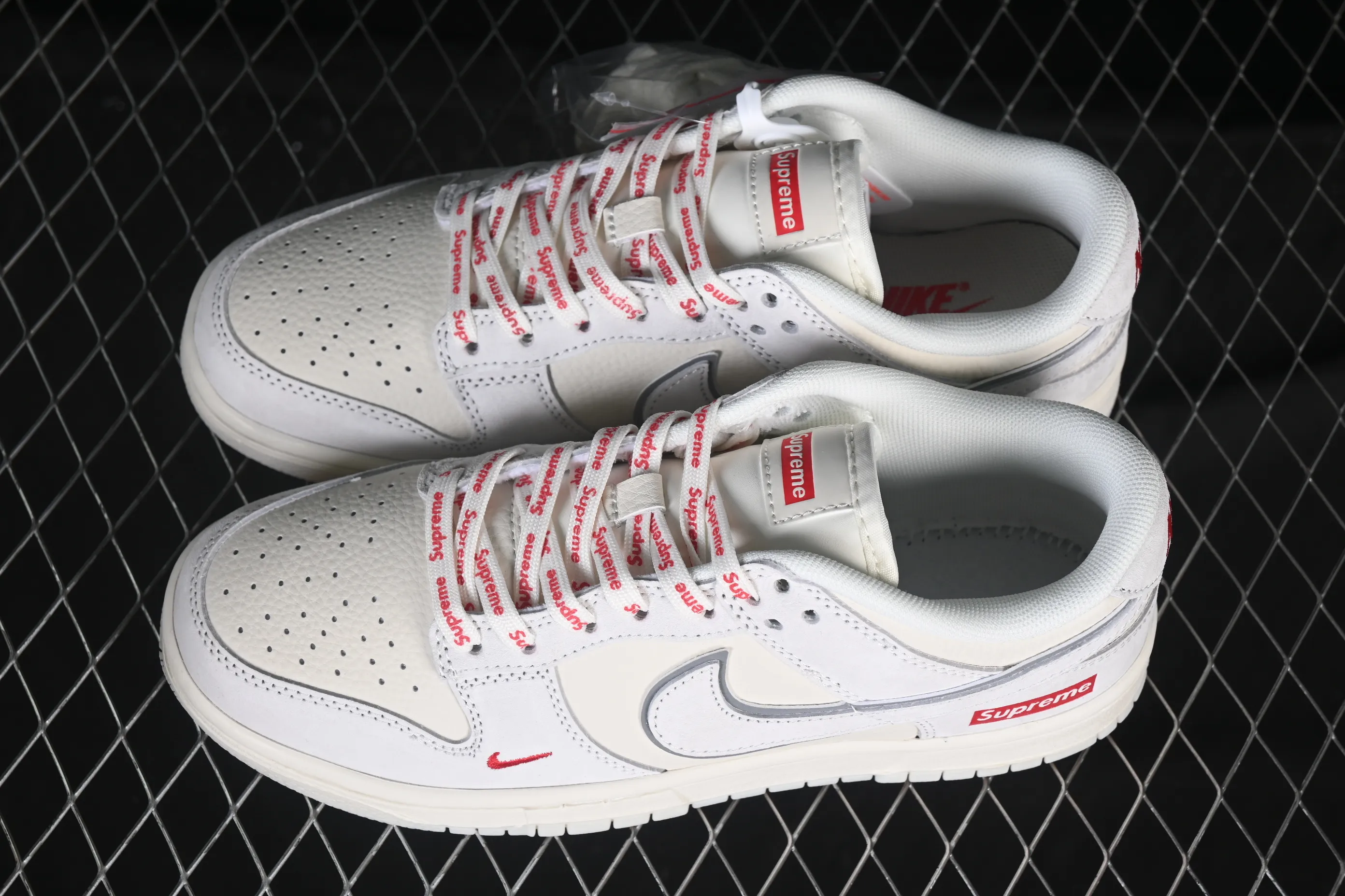 All categories Nk SB Dunk Series Nk SB Dunk Low High-end customized low-top sneakers Nike SB Dunk Low Supreme co-branded rice gray pig leather Anniversary high-end customized low-top casual sneakers DN3168-007